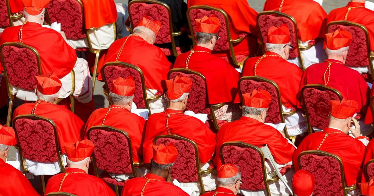 Election New Pope: Conclave, Black or White Tobacco and all the complex ritual in the Sistine Hat in the Vatican