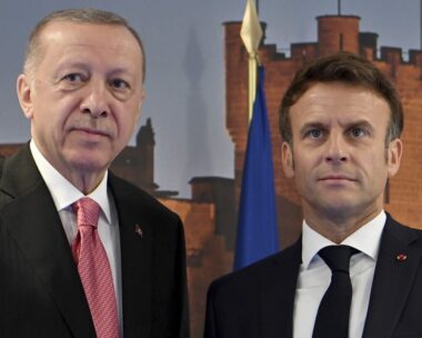 O Τούρκος πρόεδρος Ρετζέπ Ταγίπ Ερντογάν με τον Γάλλο ομόλογό του, Εμανουέλ Μακρόν