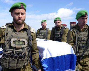 Με στρατιωτικές τιμές οι IDF υποδέχτηκαν τις σορούς