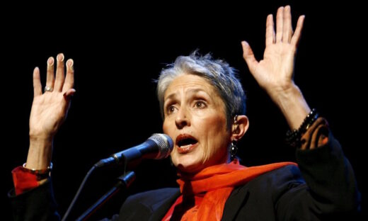 epa00972761 Joan Chandos Baez, American folk singer and songwriter performes during a concert in the town hall of Vienna, Austria, Saturday 31 March 2007.  EPA