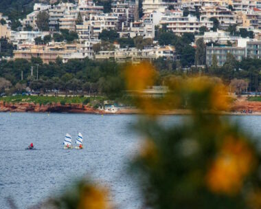 Άρωμα Άνοιξης σε παραλία της Αττικής