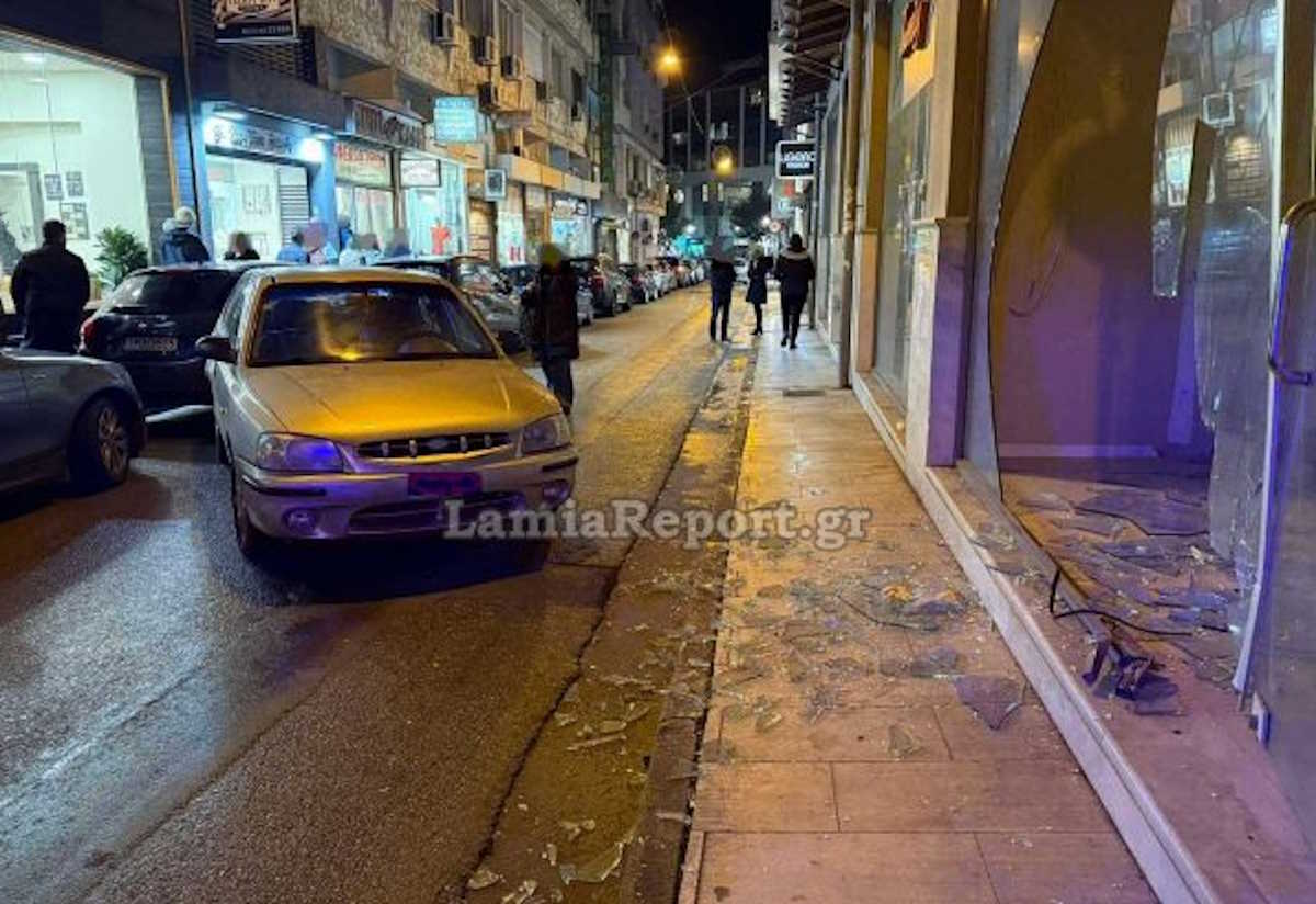 Λαμία: Αυτοκίνητο εμβόλισε άλλο και το έστειλε σε βιτρίνα μαγαζιού