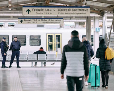 Αστυνομικοί περιπολούν σε σταθμούς μέσων μαζικής μεταφοράς στην Αττική