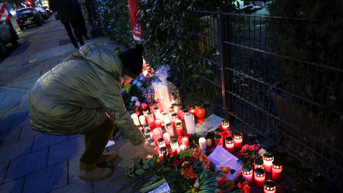 Μία γυναίκα ανάβει ένα κερί στη μνήμη των θυμάτων της τρομοκρατικής επίθεσης - (REUTERS