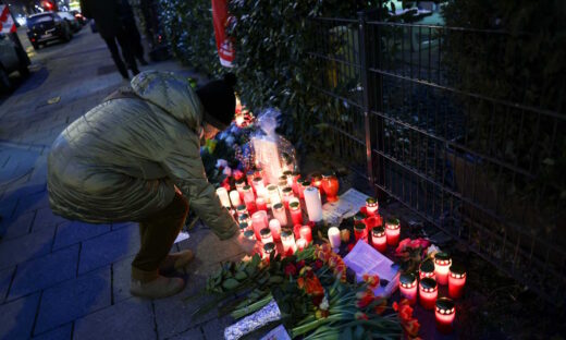 Μία γυναίκα ανάβει ένα κερί στη μνήμη των θυμάτων της τρομοκρατικής επίθεσης - (REUTERS