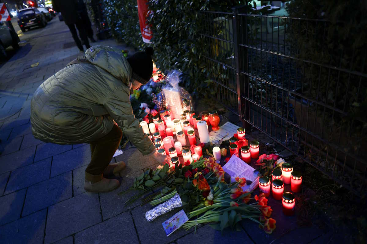 Μία γυναίκα ανάβει ένα κερί στη μνήμη των θυμάτων της τρομοκρατικής επίθεσης - (REUTERS