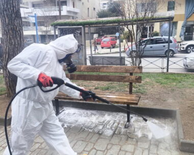 Συνεργείο καθαρισμού που απολυμαίνει την παιδική χαρά στην Θεσσαλονίκη