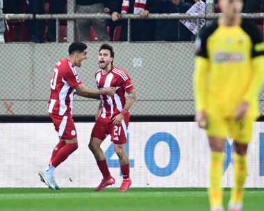Ολυμπιακός - ΑΕΚ με σκορ 3-0 στο ημίχρονο