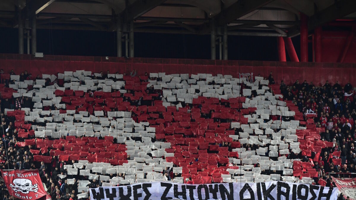Το κορεό στην έδρα του Ολυμπιακού για τα Τέμπη