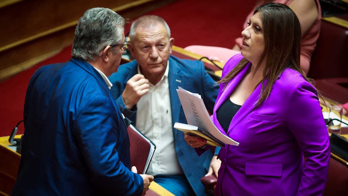 Η Ζωή Κωνσταντοπούλου περνά μπροστά από τον Θανάση Παφίλη και τον Δημήτρη Κουτσούμπα (EUROKINISSI