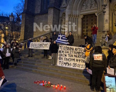 Συγκινητικές σκηνές εκτυλίχθηκαν και στην Πράγα σε εκδήλωση μνήμης για τα 57 θύματα της τραγωδίας στα Τέμπη