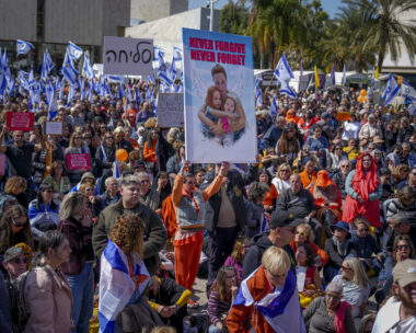 Γυναίκα κρατά φωτογραφία της Σίρι Μπίμπας και των γιων της