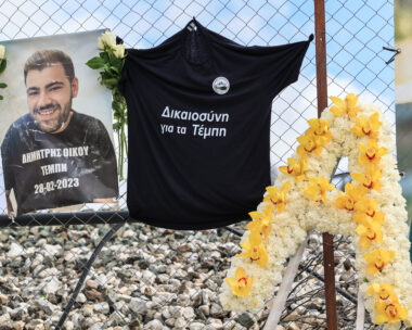 Τρισάγιο στην μνήμη των 57 θυμάτων του σιδηροδρομικού δυστυχήματος, από τους γονείς των θυμάτων αλλά και των τραυματιών και την Περιφέρεια Θεσσαλίας στο σημείο της σύγκρουσης στην Κοιλάδα των Τεμπών, Παρασκευή 28 Φεβρουαρίου 2025.