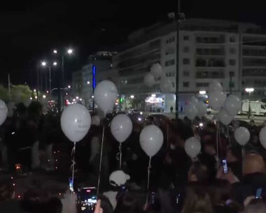 Μπαλόνια με τα ονόματα των 57 θυμάτων της τραγωδίας των Τεμπών ετοιμάζονται να υψωθούν στον αττικό ουρανό