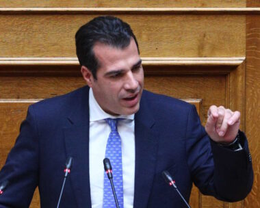 Ο κοινοβουλευτικός εκπρόσωπος της ΝΔ, Θάνος Πλεύρης στο βήμα της Ολομέλειας της Βουλής