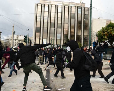 Στιγμιότυπο από τα επεισόδια στο Σύνταγμα, στο συλλαλητήριο για τα Τέμπη
