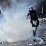 Επεισόδια από κουκουλοφόρους στο συλλαλητήριο της Αθήνας για τα Τέμπη