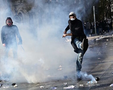 Επεισόδια από κουκουλοφόρους στο συλλαλητήριο της Αθήνας για τα Τέμπη