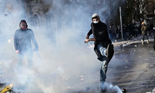 Επεισόδια από κουκουλοφόρους στο συλλαλητήριο της Αθήνας για τα Τέμπη