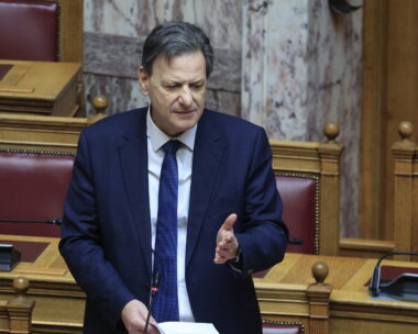 Ο Θεόδωρος Σκυλακάκης μιλάει στην Βουλή
