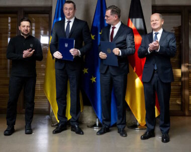 Ο Volodymyr Zelenskiy, ο αναπληρωτής πρωθυπουργός της Ουκρανίας, Oleksiy Chernyshov, ο Γερμανός Υπουργός Ειδικών Καθηκόντων Wolfgang Schmidt και ο Γερμανός Καγκελάριος Olaf Scholz στη Διάσκεψη Ασφαλείας του Μονάχου - (REUTERS