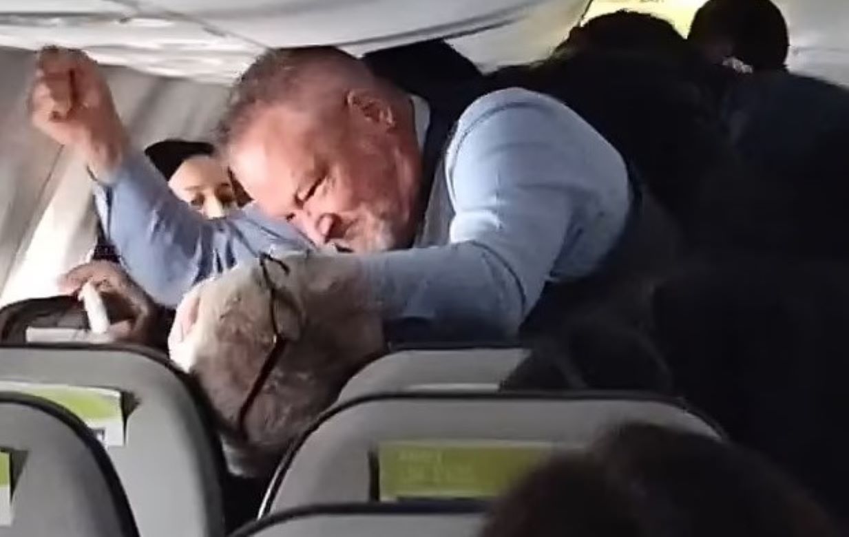 Χάος σε πτήση της Alaska Airlines – Επιβάτης σε αμόκ άρπαξε γυναίκα από τα μαλλιά