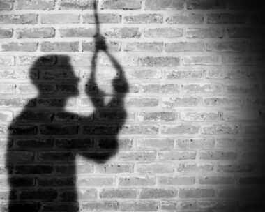 Σκιά άνδρα που προσπαθεί να αυτοκτονήσει με απαγχονισμό