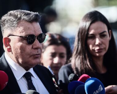 Αλέξης Κούγιας και Εύη Βατίδου στα δικαστήρια της πρώην Σχολής Ευελπίδων, τον Δεκέμβριο του 2023