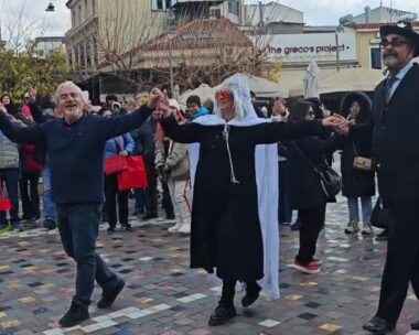 Μασκαράδες χορεύουν στην πλατεία Μοναστηρακίου παραδοσιακούς χορούς
