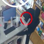 Ηράκλειο: Βίντεο ντοκουμέντο από την στιγμή που κουκουλοφόρος εισβάλει με μαχαίρι σε φαρμακείο και ζητά τις εισπράξεις