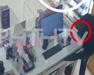 Ηράκλειο: Βίντεο ντοκουμέντο από την στιγμή που κουκουλοφόρος εισβάλει με μαχαίρι σε φαρμακείο και ζητά τις εισπράξεις