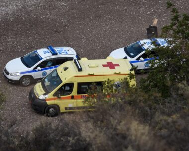 Ασθενοφόρο και περιπολικά