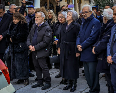 Η μητέρα του Βασίλη Καλογήρου στην κηδεία του 39χρονου