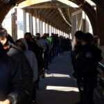 Μετανάστες σχηματίζουν ουρά στη διεθνή συνοριακή γέφυρα Paso del Norte, κατά την απέλασή τους από τις ΗΠΑ για το Μεξικό