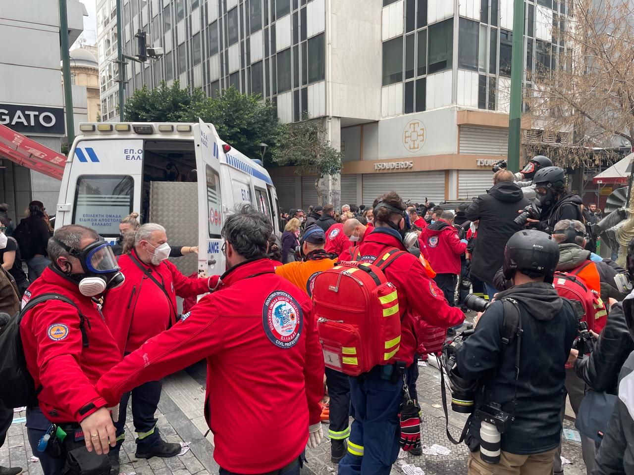 Τέμπη: Διασώστες μετέφεραν γυναίκα που αισθάνθηκε αδιαθεσία στα επεισόδια στο Σύνταγμα