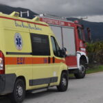Ασθενοφόρο του ΕΚΑΒ και όχημα τη Πυροσβεστικής