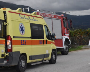 Ασθενοφόρο του ΕΚΑΒ και όχημα τη Πυροσβεστικής