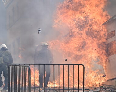 Επεισόδια στο συλλαλητήριο για τα Τέμπη στο Σύνταγμα