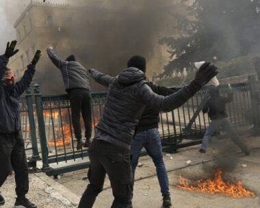 Επεισόδια έξω από τη Βουλή μετά το συλλαλητήριο για Τέμπη
