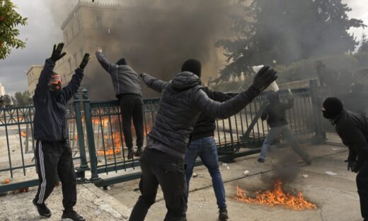 Επεισόδια έξω από τη Βουλή μετά το συλλαλητήριο για Τέμπη