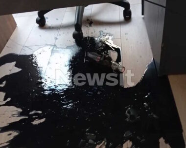 Φωτογραφία από την επίθεση στα γραφεία του βουλευτή της ΝΔ Φάνη Παππά στη Θεσσαλονίκη