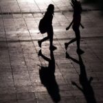 Νέοι περπατούν στο κέντρο της Αθήνας