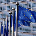 Σημαίες της Ευρωπαϊκής Ένωσης έξω από την έδρα της Ευρωπαϊκής Επιτροπής στις Βρυξέλλες