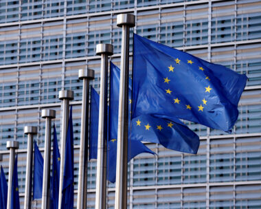 Σημαίες της Ευρωπαϊκής Ένωσης έξω από την έδρα της Ευρωπαϊκής Επιτροπής στις Βρυξέλλες