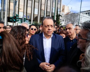 Ο Σωκράτης Φάμελλος με στελέχη του ΣΥΡΙΖΑ στο συλλαλητήριο για τα Τέμπη στις 26/1/2025