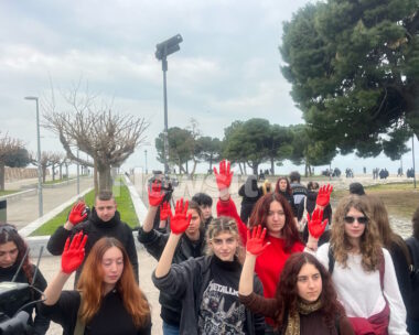 Φοιτητές διαδηλώνουν μπροστά από τον Λευκό Πύργο
