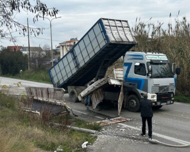 Φορτηγό γκρέμισε γέφυρα