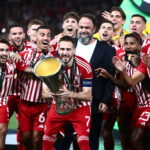 Ο Κώστας Φορτούνης στην απονομή του Conference League