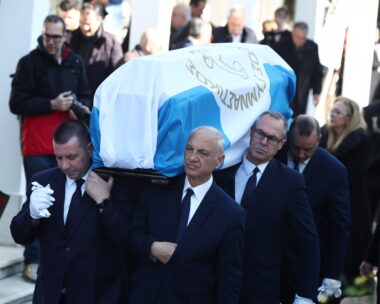 Με σημαία του Πανελληνίου ήταν τυλιγμένο το φέρετρο του Γιώργου Ρουμπάνη