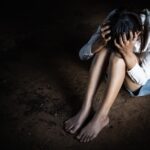 Γυναίκα κλαίει στο πάτωμα